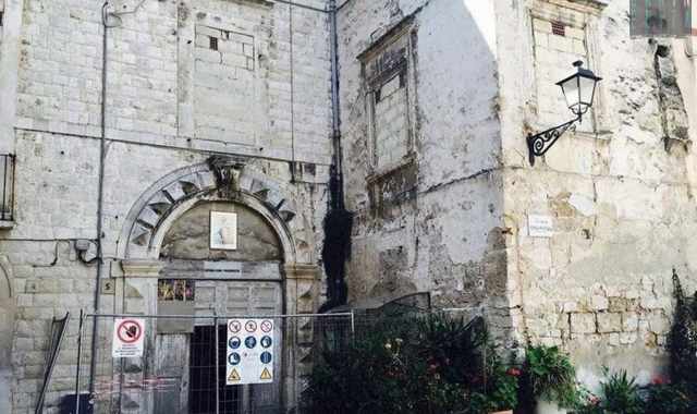 Tunnel sotterranei e scale spettacolari: l'antico e vilipeso primo Tribunale di Bari